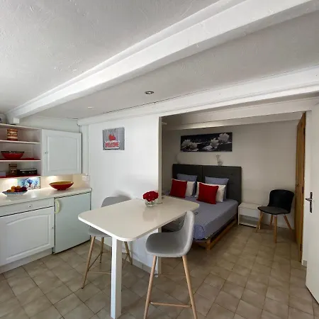 Debbie's Crew House *