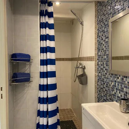 Debbie's Crew House Хостел