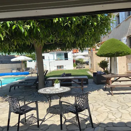 Debbie's Crew House Антиб