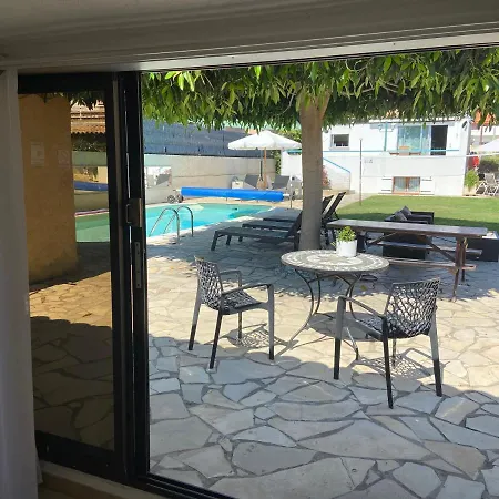 Debbie's Crew House Хостел