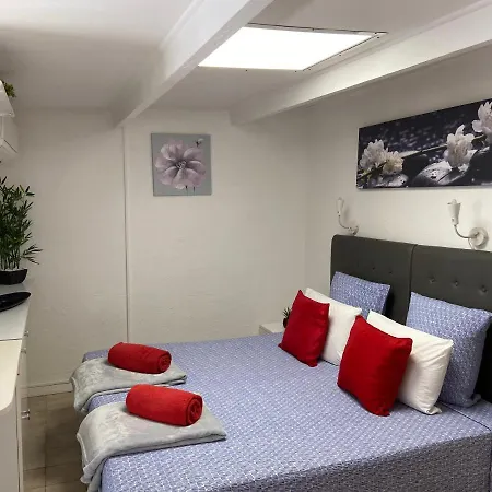 Debbie's Crew House *