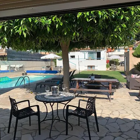 Debbie's Crew House * Антиб