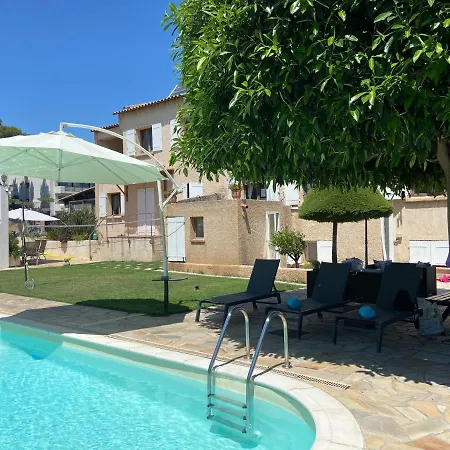 Debbie's Crew House Antibes