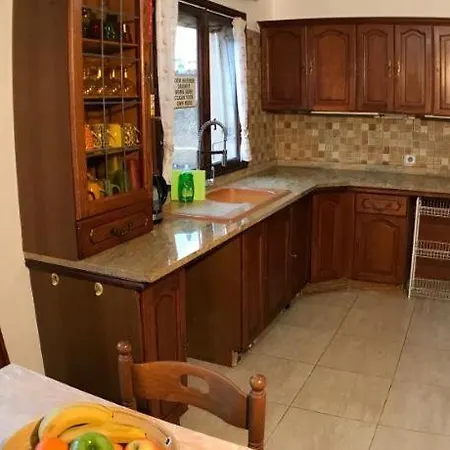 Хостел Debbie's Crew House *