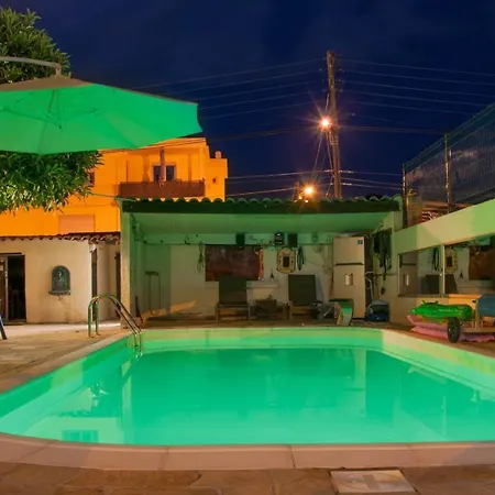 Debbie's Crew House Антиб