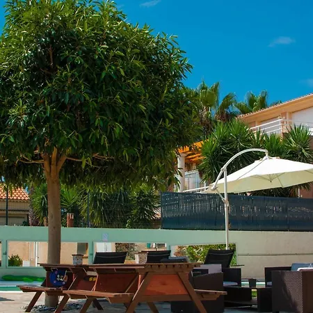 Debbie's Crew House Антиб