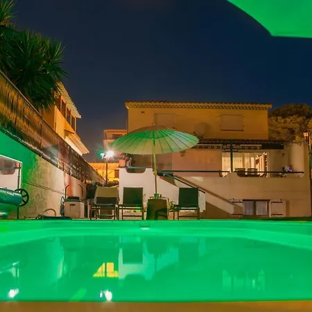 Debbie's Crew House Hostel *