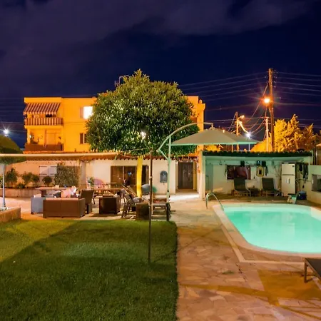 Debbie's Crew House Хостел