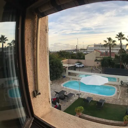 Debbie's Crew House Хостел *