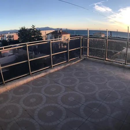 Debbie's Crew House Хостел Антиб