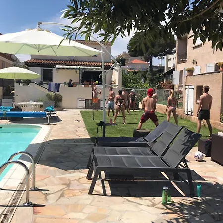 Debbie's Crew House Хостел Антиб