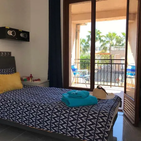 Debbie's Crew House * Антиб