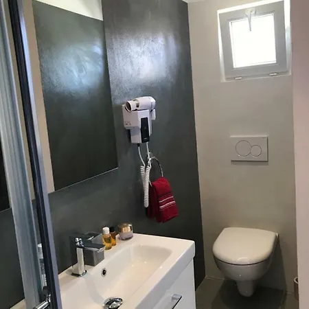 Debbie's Crew House Антиб