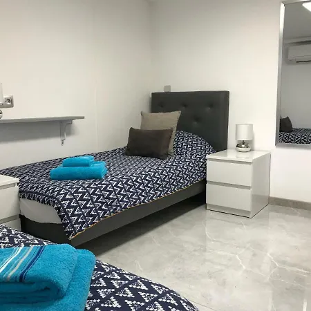 Debbie's Crew House Антиб