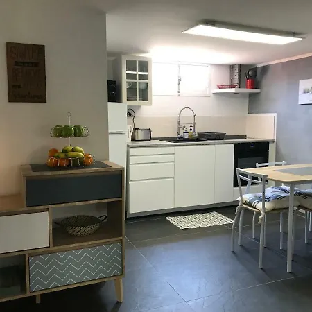 Хостел Debbie's Crew House Антиб