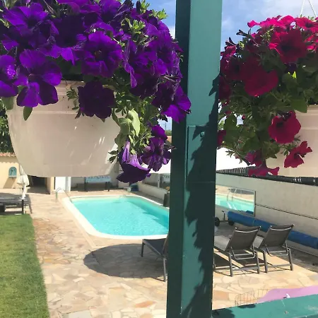 Debbie's Crew House * Antibes