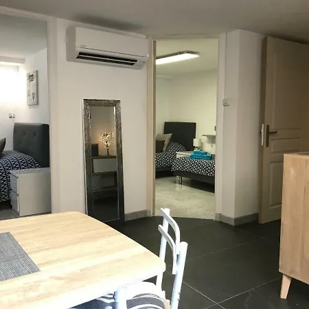 Хостел Debbie's Crew House Антиб