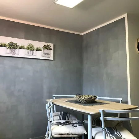 Хостел Debbie's Crew House Антиб