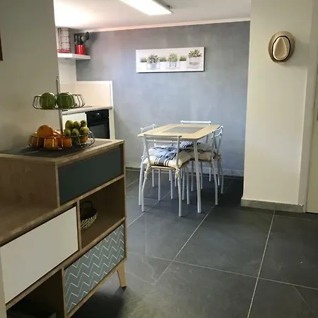 Хостел Debbie's Crew House