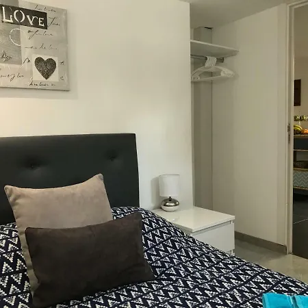 Хостел Debbie's Crew House Антиб