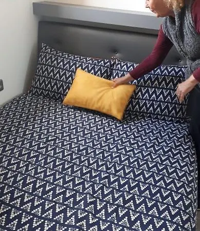 Debbie's Crew House Антиб