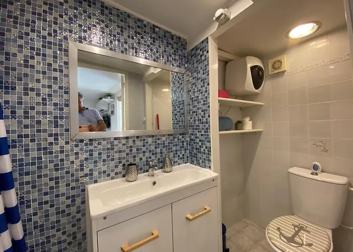 Debbie's Crew House Хостел Антиб