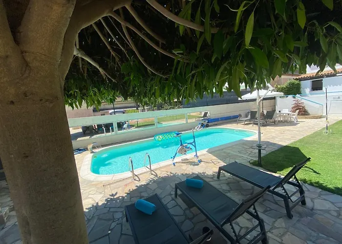 Debbie's Crew House Hostel