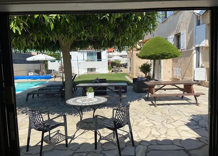 Debbie's Crew House Хостел