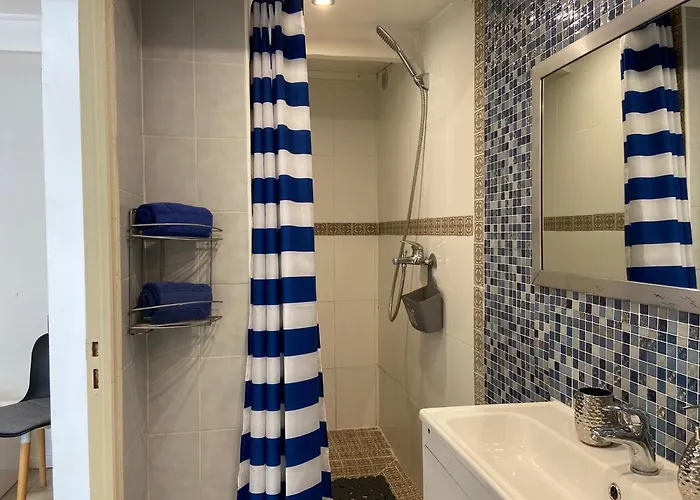 Debbie's Crew House Hostel