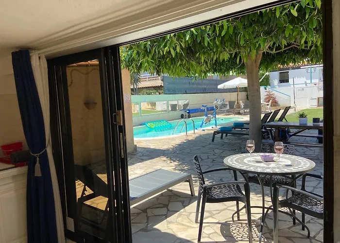 Debbie's Crew House Хостел Антиб