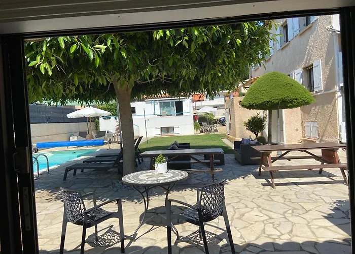 Debbie's Crew House Антиб
