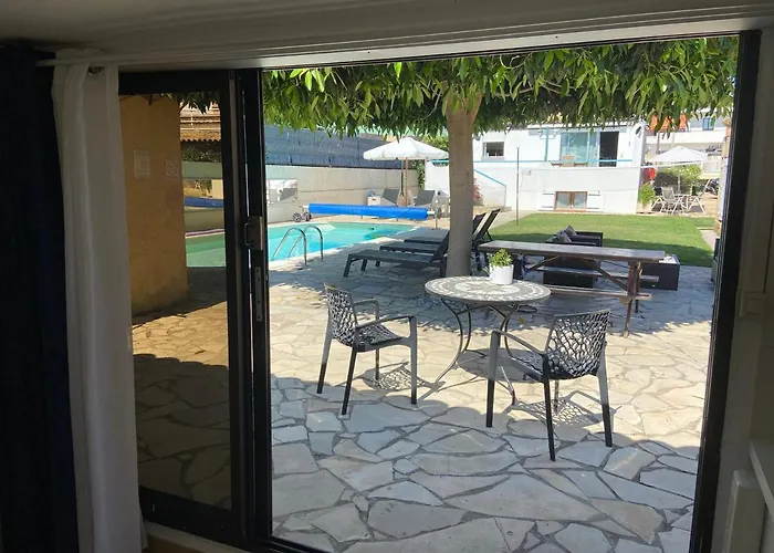 Debbie's Crew House Hostel