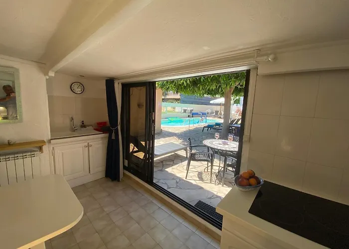 Debbie's Crew House Hostel *