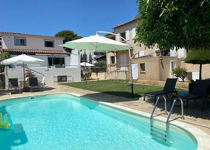 Debbie's Crew House Hostel