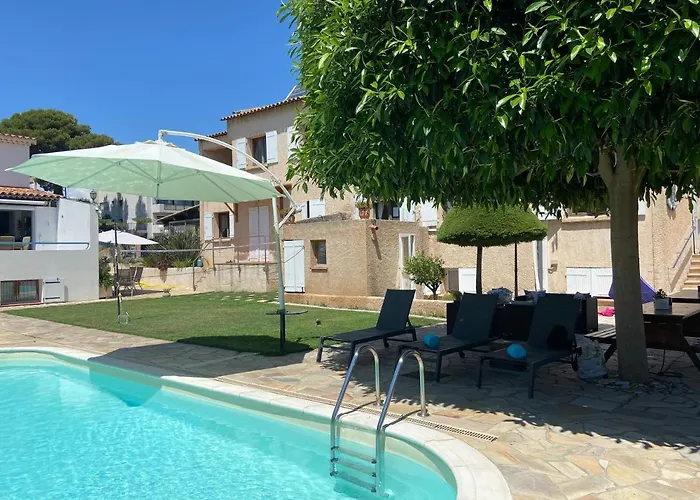 Debbie's Crew House Antibes