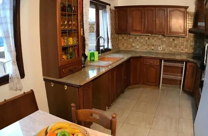 Hostel Debbie's Crew House *