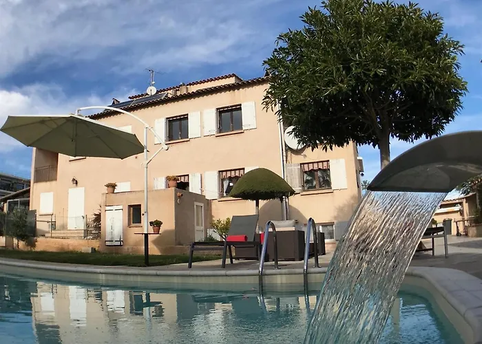 Debbie's Crew House Антиб