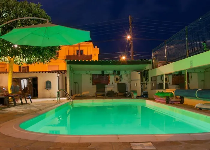 Debbie's Crew House Антиб