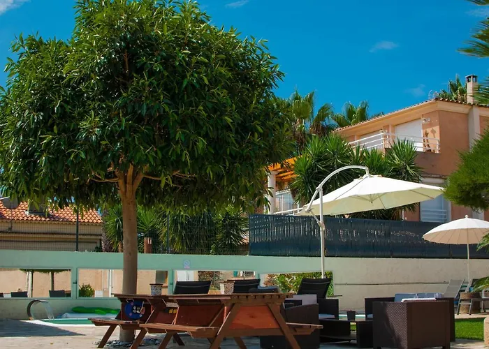 Debbie's Crew House Antibes