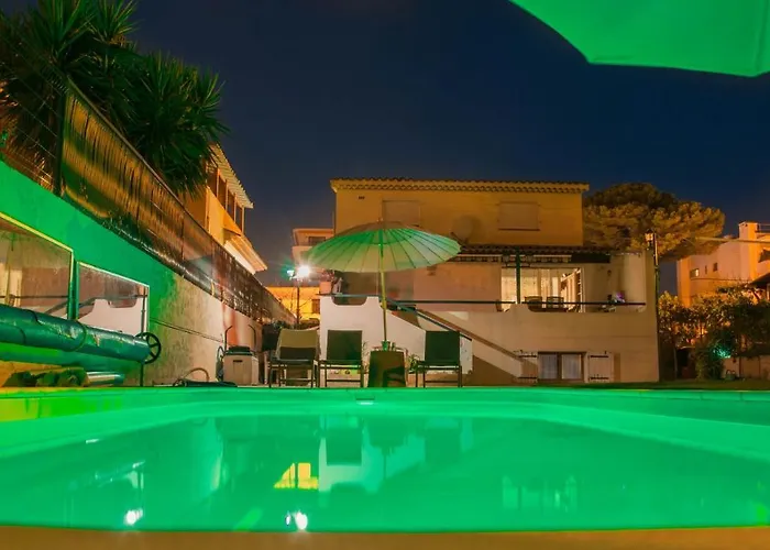 Debbie's Crew House Hostel *