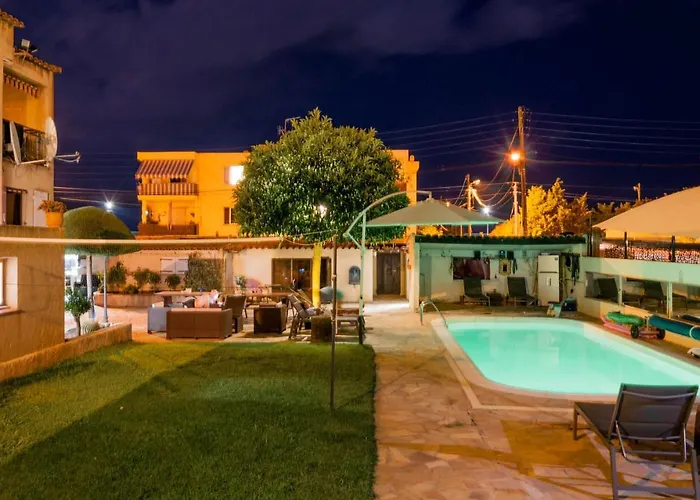 Debbie's Crew House Hostel