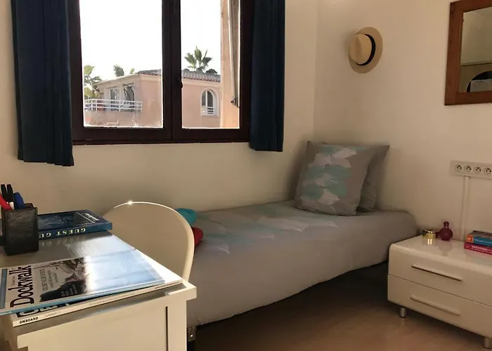 Hostel Debbie's Crew House