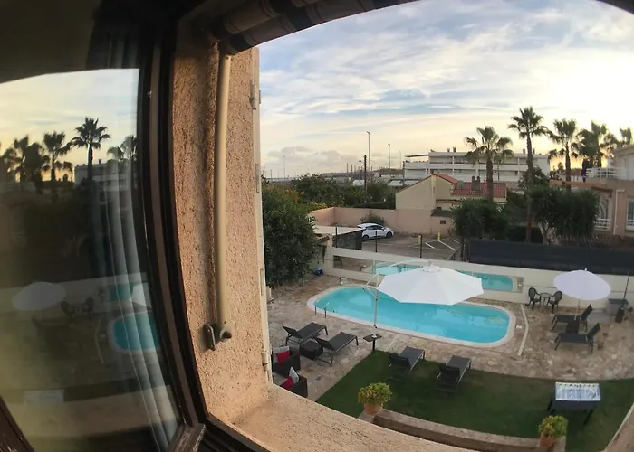 Debbie's Crew House Hostel *