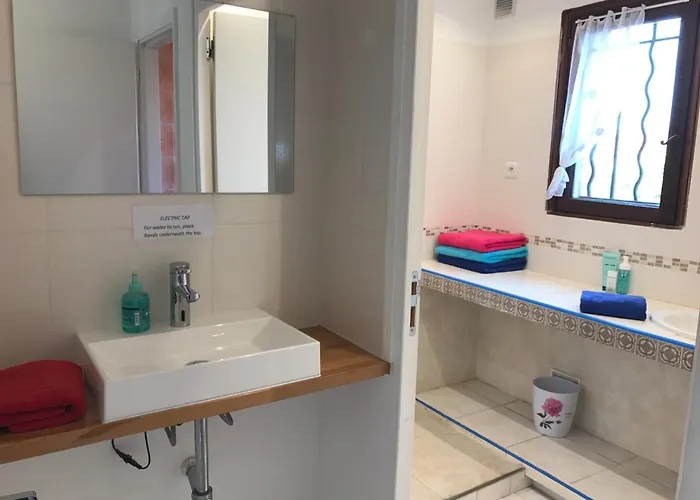 Debbie's Crew House Антиб