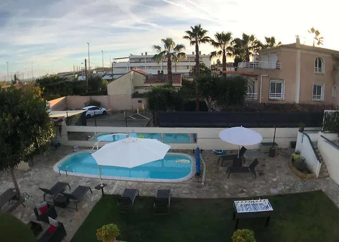 Debbie's Crew House Антиб