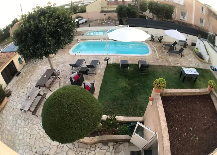 Hostel Debbie's Crew House *