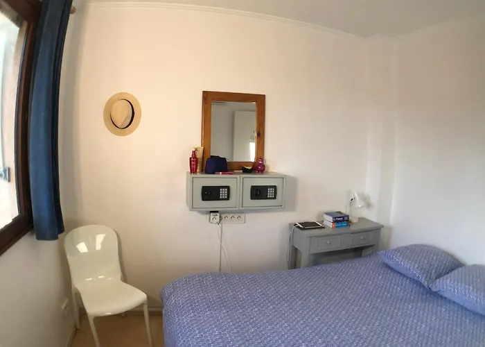 Debbie's Crew House * Антиб