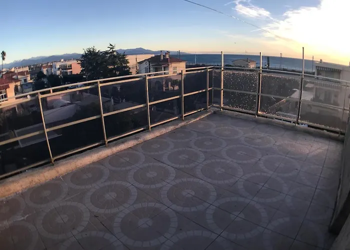 Debbie's Crew House Hostel Antibes