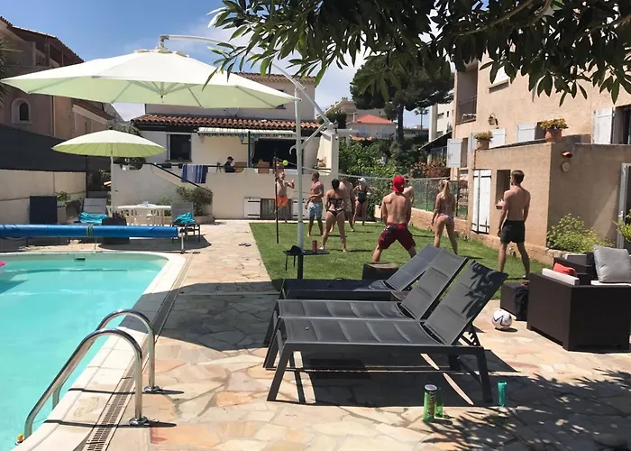 Debbie's Crew House Хостел Антиб