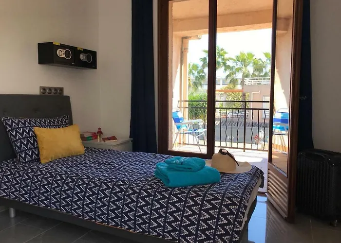 Debbie's Crew House * Антиб
